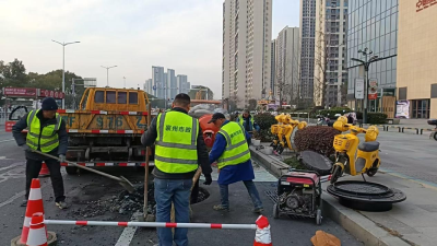 城区窨井盖提升整治 守护居民脚下安全