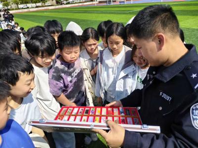 警社携手进校园 禁毒护航迎五一