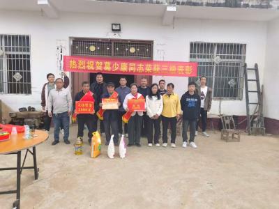 荣誉上门暖人心 全家共享军旅荣