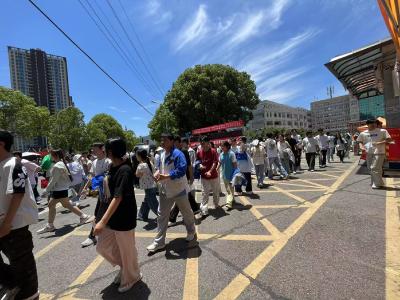 高考最后一天，学生和家长每个人脸上都面带笑容 