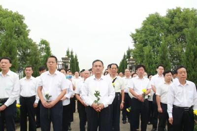 黄州区举行2021年烈士纪念日向抗日无名烈士敬献花篮仪式