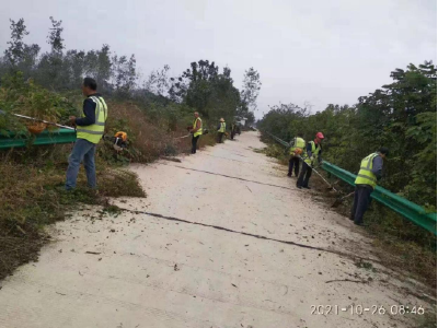 黄州区农村公路管理局掀起秋季养护“攻势”，路域环境显著提升