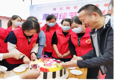 关爱老人  情暖重阳——黄州区人民医院护理团队开展志愿服务活动