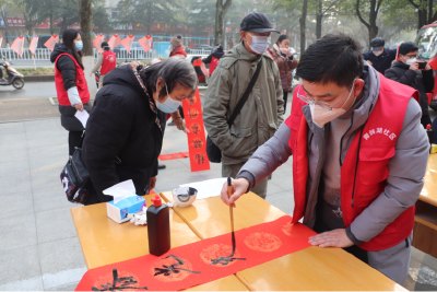 青砖湖社区开展“写对联送祝福”活动