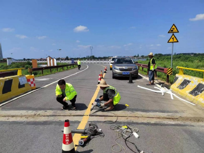 黄州区农村公路事业发展中心：修护桥梁伸缩缝 保车辆通行顺畅 