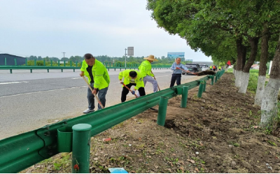 黄州区交通公路部门开展公路路域环境集中整治行动