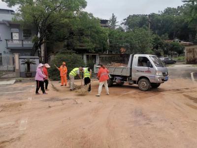 淤泥盖地人难行  环卫工人解难题