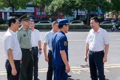 陈风率队走访慰问驻黄部队官兵和消防救援队伍