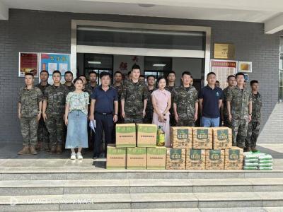 黄州区发改局开展“八一”走访慰问驻军部队活动