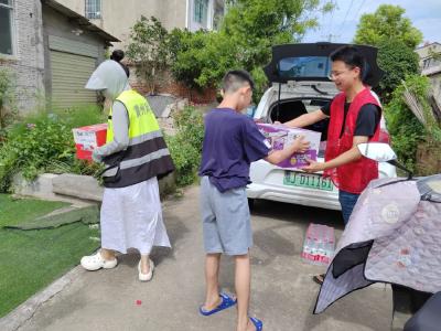 黄州区东湖街道长圻蓼社区慰问留守儿童