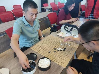 南湖街道桃园街社区举办象棋与围棋比赛活动