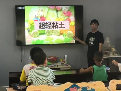 路口镇东岭社区爱心课堂开展“创意粘土”课程