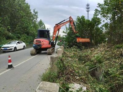 黄州区交通公路部门机械化碎草除杂保障公路“畅安舒美”