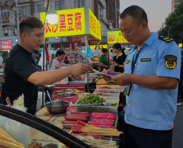 黄州区西湖市场监管所开展夜市假劣肉制品检查