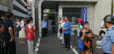 黄州区建新社区：“志愿红”和“警察蓝”携手暖心护学