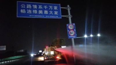 给树“解渴降温”！黄州区交通公路部门这样做