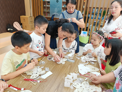 黄州区建新社区开展手工灯笼制作活动