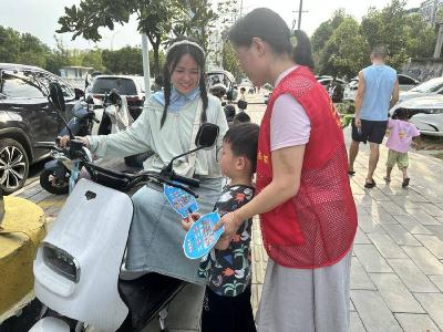 黄州区桐梓岗社区开展爱心护学岗活动