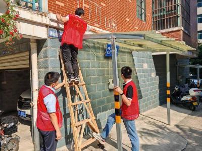 黄州区赤壁街道潘家湾社区开展“美家园·庆国庆”环境卫生提升活动