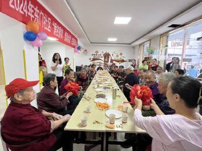 黄州区东门社区开展“爱在重阳，情暖金秋”孝老敬亲主题茶话会活动