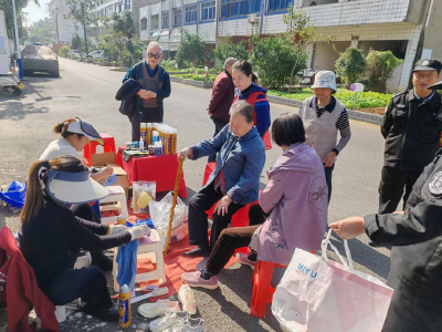 黄州区新港路社区开展免费洗鞋和义诊服务