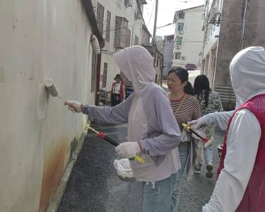 黄州区桐梓岗社区开展清理小广告志愿服务活动