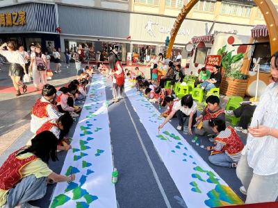 黄州区赤壁街道东门社区开展庆国庆户外长卷绘画活动