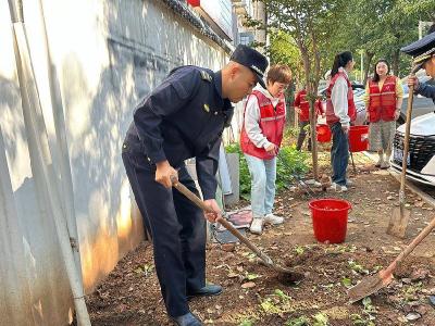 区城管综合执法西湖大队联合三台河社区开展卫生死角专项整治行动