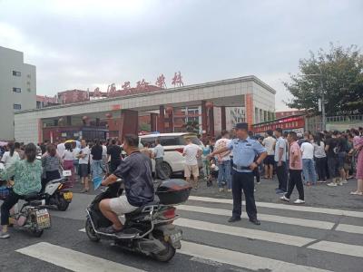 黄州区东湖街道人大代表在行动——畅通学子“求学路” 助力护学“保安全”