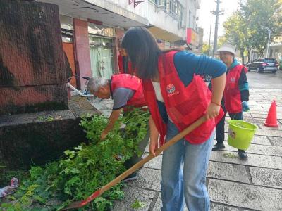 黄州区汉川门社区开展清洁家园志愿服务活动