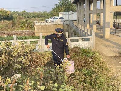 黄州城管开展长河“全线巡河、清河”行动