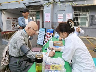 黄州区赤壁街道清源门社区开展“情暖重阳节，义诊送健康”活动