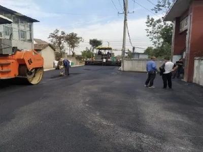 黄州区新河村道路刷黑焕新颜 民众出行更无忧