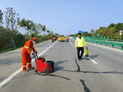 黄州区：为国省干线公路灌缝“疗伤” 提升路况保通畅