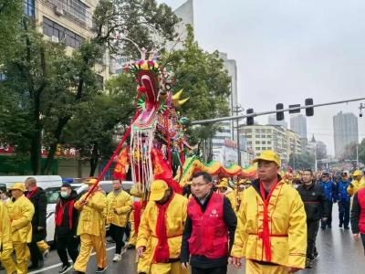 龙灯舞起来，好日子旺起来！路口年味乐悠悠~