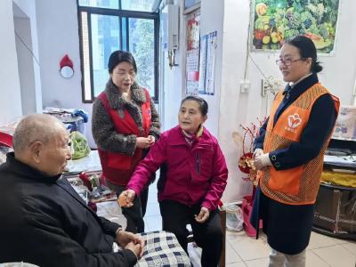 “爱心敲敲门”，叩开老人幸福门