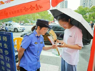 黄州城管全力守护高考考生出行安全