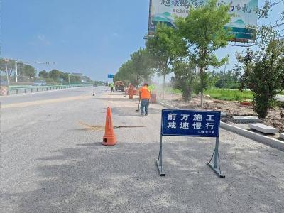 黄州区交通公路部门高效处置路面沙土 快速恢复道路整洁畅通
