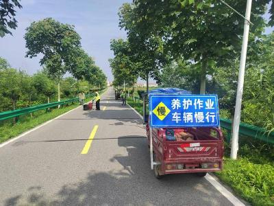 黄州区交通农路部门集中开展灌缝养护 筑牢道路安全防线