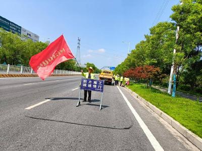 清淤除障保畅通 美丽公路我先行——黄州区交通公路部门开展六五环境日公路环境专项整治行动