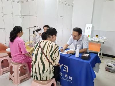 黄州区赤壁街道清源门社区开展“献礼‘七一’：义诊、家风、爱卫同行”活动