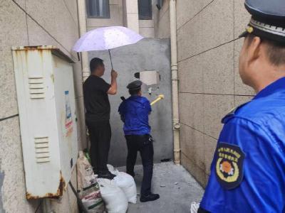 黄州区城管西湖大队疾风骤雨拆违急