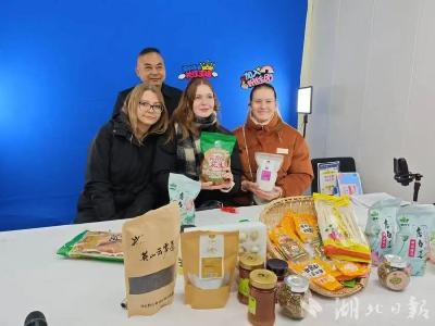 荒地生“金果” 直播卖土货 融合引客来  “红书记”点燃乡村振兴“三把火”