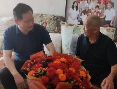 黄州区退役军人事务局开展"七一"走访慰问活动