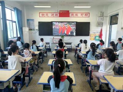黄冈市考棚小学扬鹰岭校区组织观看九三阅兵