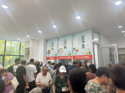 幸福食堂不停歇，车站老人展笑颜