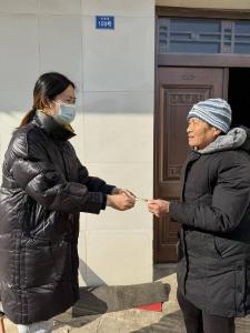 上门发放公交卡 温情服务送到家