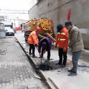 疏通污水管道 解决民生实事