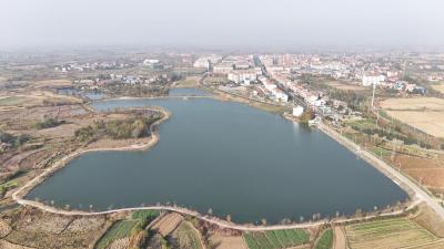 湖面波光粼粼，岸边戏楼凉亭，陡岗茨林水库好一幅美丽生态画卷