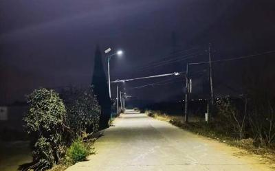 点亮路灯暖乡村，照亮百姓幸福路